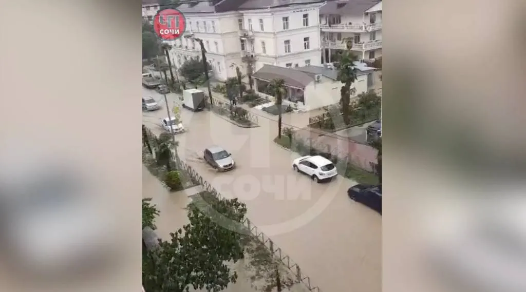 "Это треш!": Улицы Сочи превратились в бурные реки, мосты ушли под воду