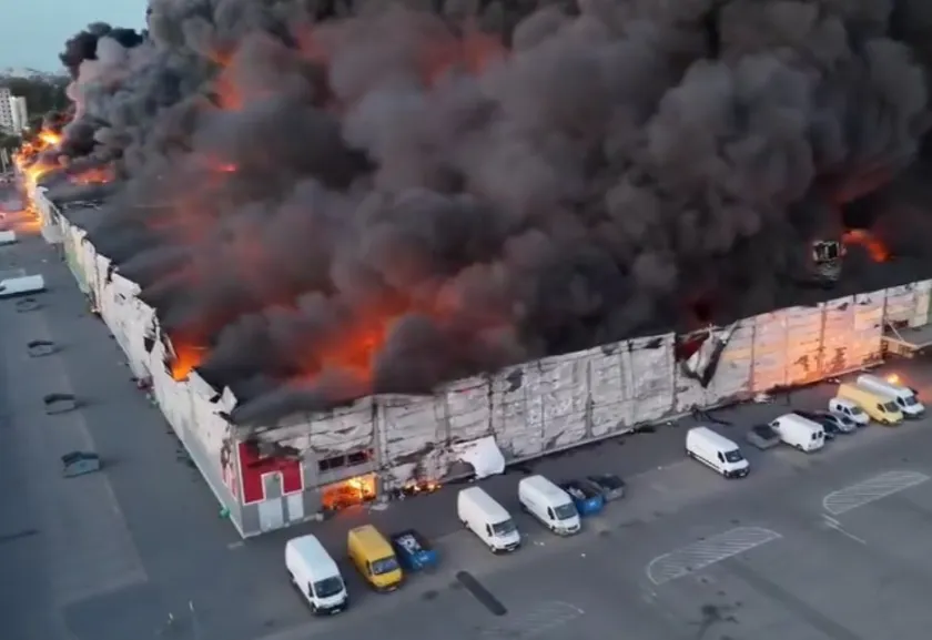 Разрушительный пожар полностью уничтожил гигантский ТЦ в Варшаве