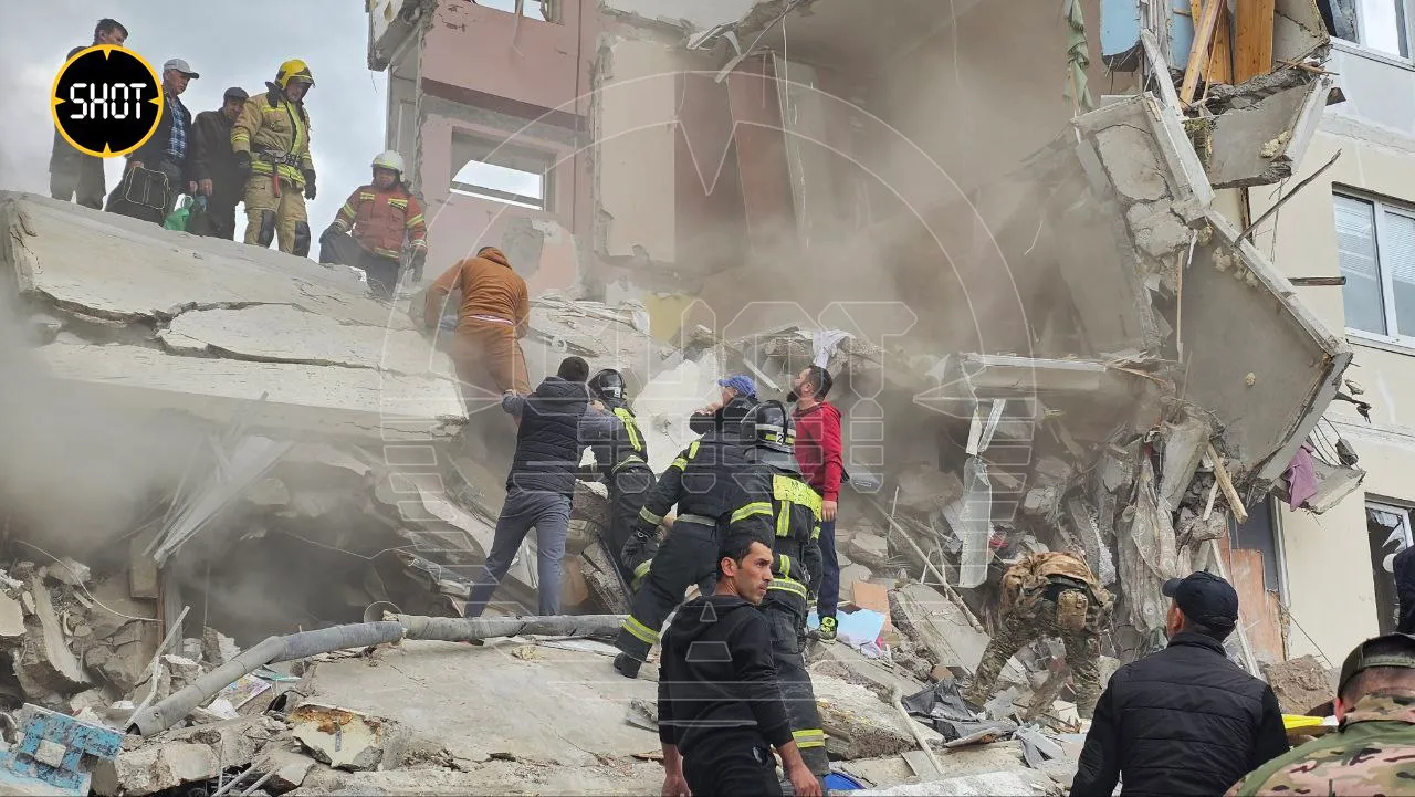 Крыша разрушенной многоэтажки рухнула в Белгороде, пострадали трое спасателей