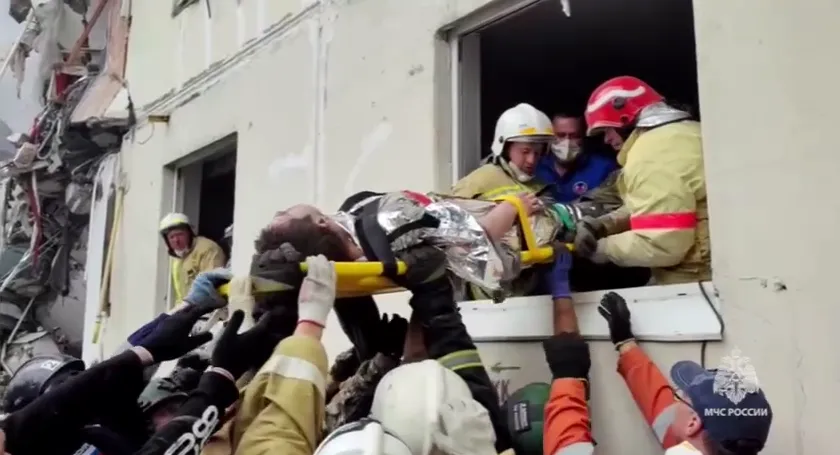 МЧС показало видео спасения мужчины из-под завалов дома в Белгороде