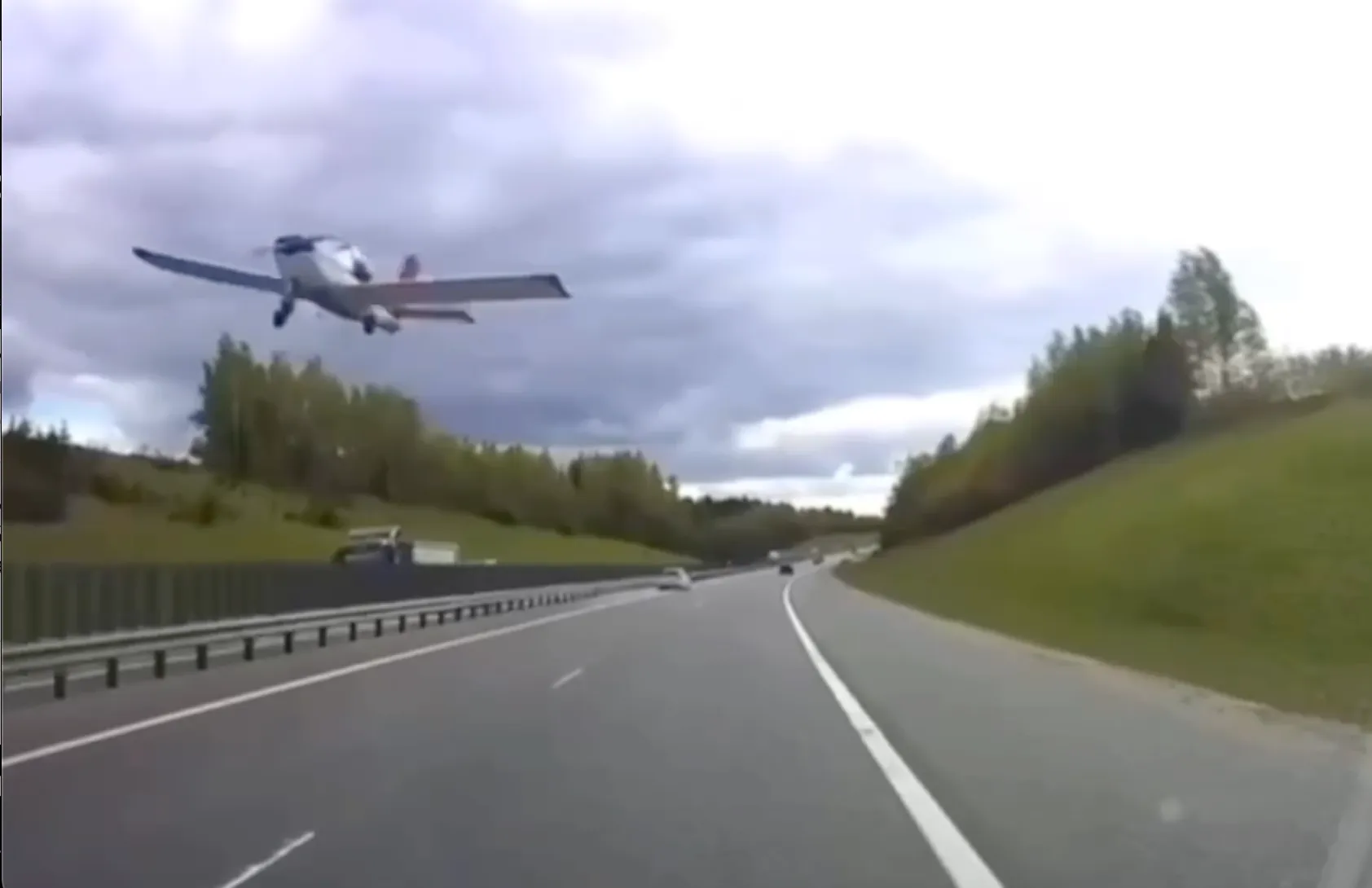 Росавиация расследует полёт самолёта на малой высоте по трассе в Подмосковье