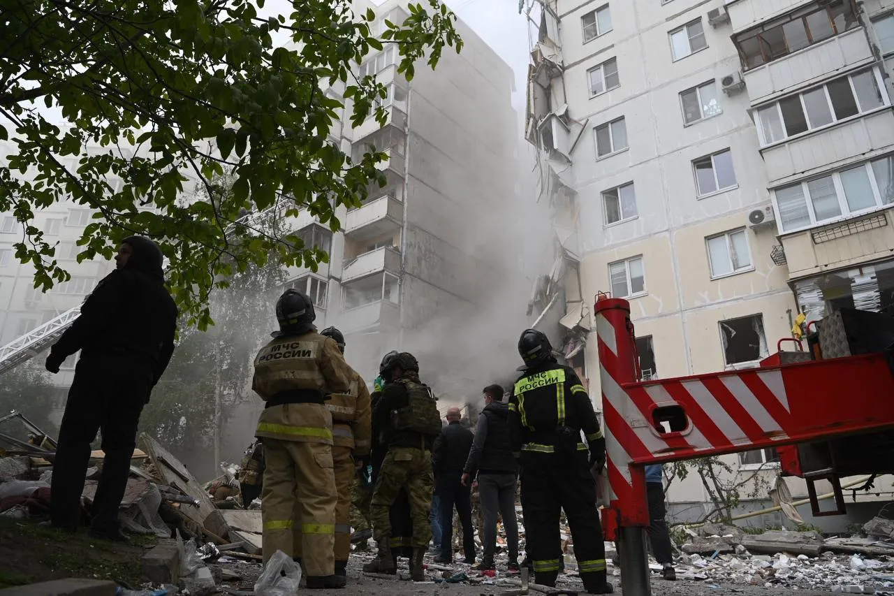 Мужчину достали живым из-под завалов многоэтажки в Белгороде и передали медикам