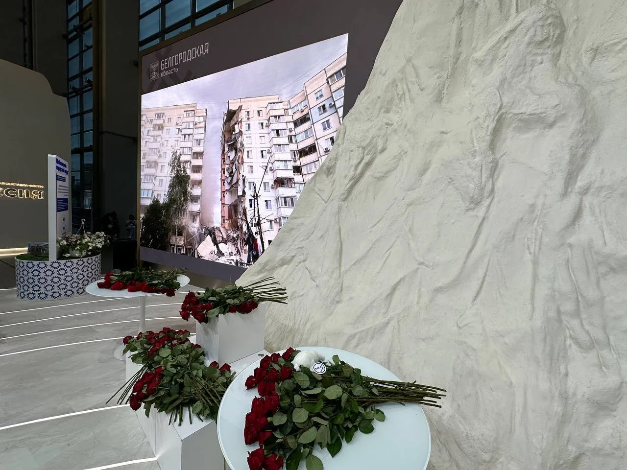 К стенду Белгородской области на выставке Россия на ВДНХ несут цветы