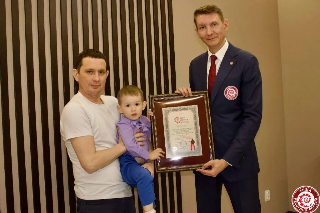 Трёхлетний малыш с Урала назвал флаги 193 стран и попал в Книгу рекордов России