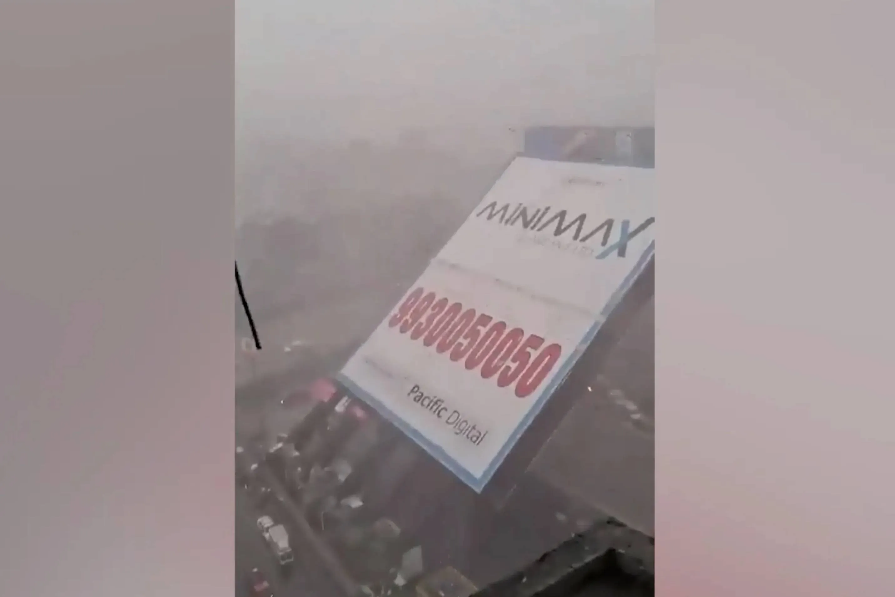 Рекламный щит из-за урагана рухнул на людей в Индии, есть жертвы и десятки раненых