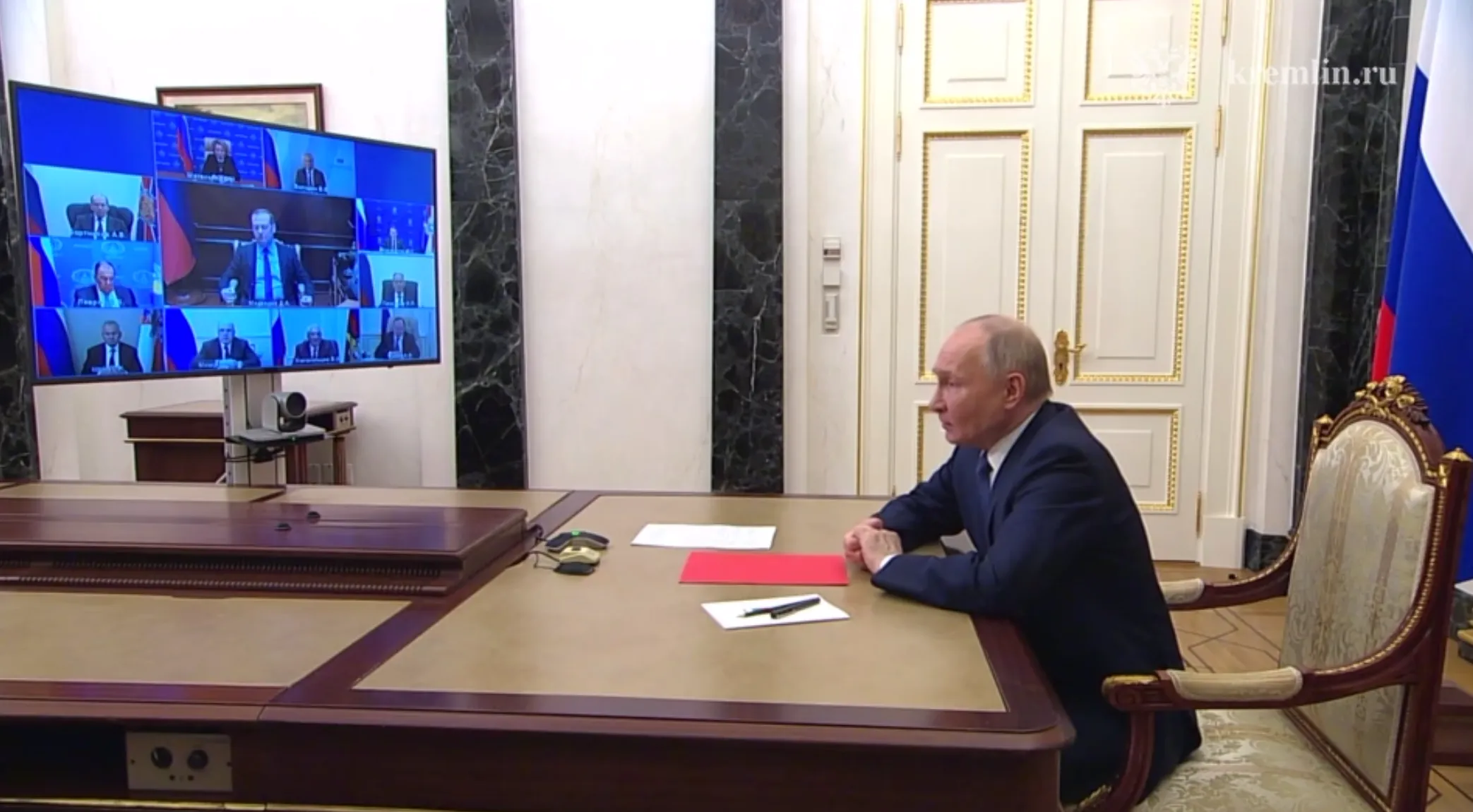 Путин провёл первое совещание с Совбезом после кадровых перестановок. Шойгу пришёл в гражданском