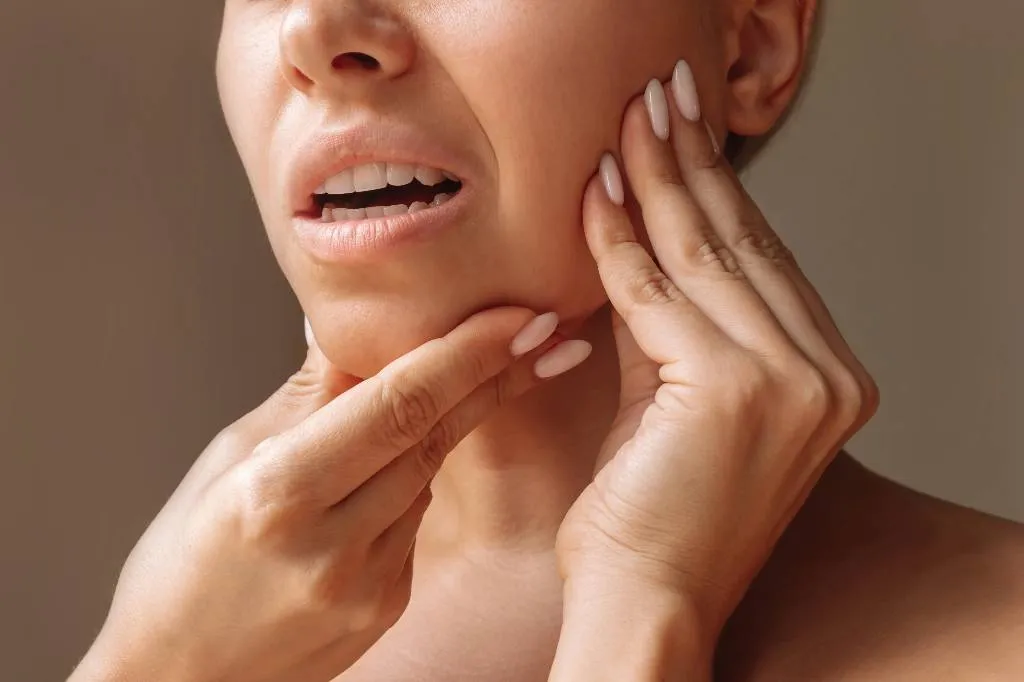 "Не стоит игнорировать": Стоматолог рассказала о причинах хруста в челюсти