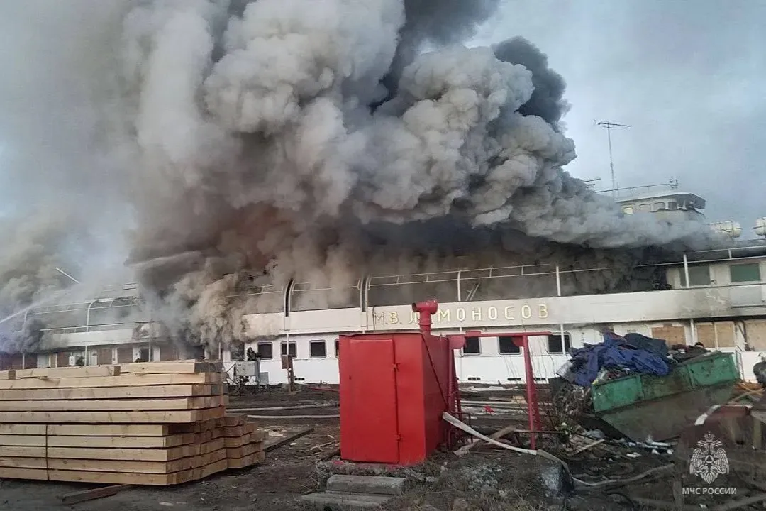 МЧС раскрыло подробности пожара на теплоходе в Архангельске