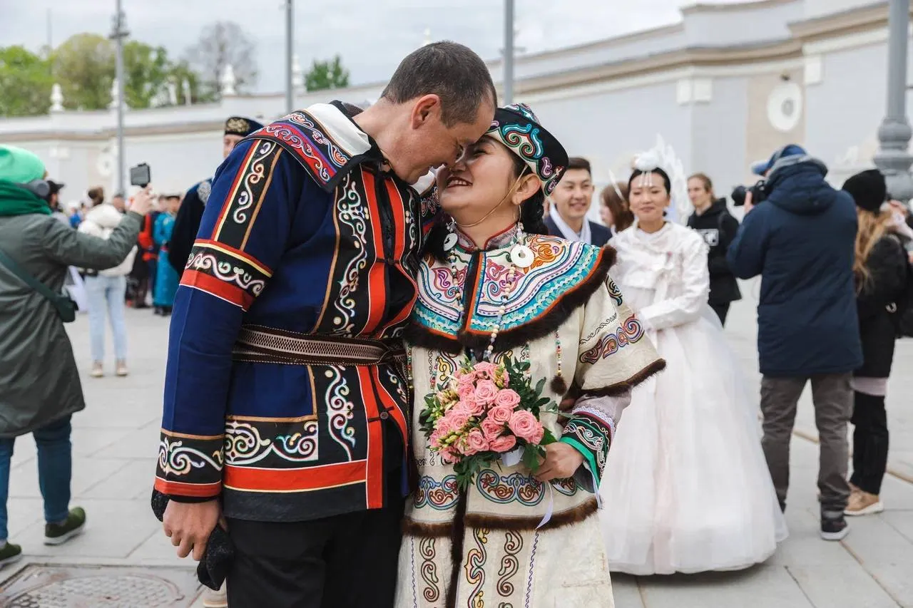 Более 150 пар из 79 регионов: На выставке "Россия" прошла массовая свадебная церемония