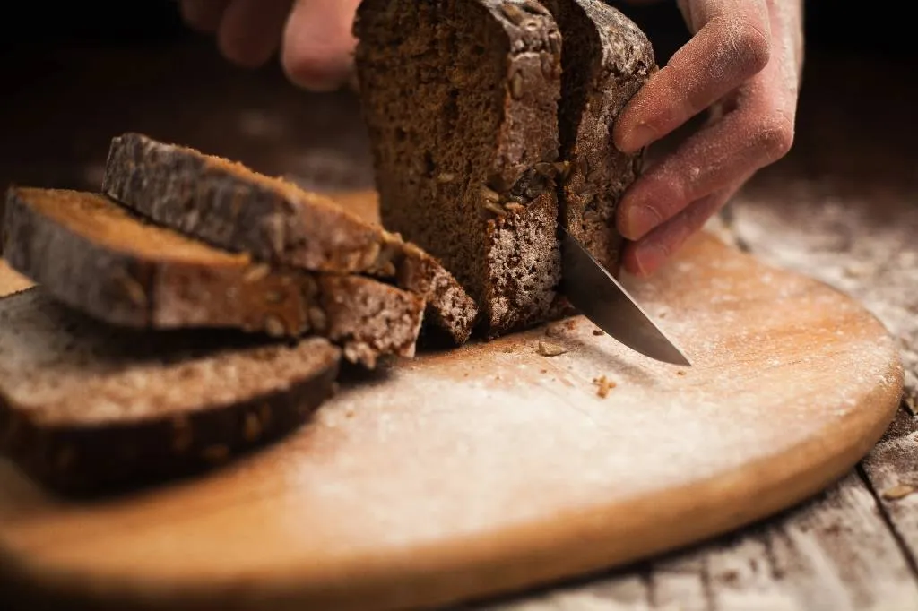 Учёные выяснили, какой хлеб станет полезнее, если его замораживать