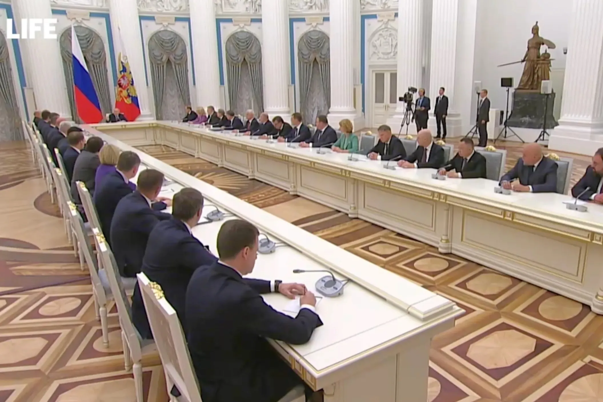 Путин призвал новое правительство действовать в едином строю