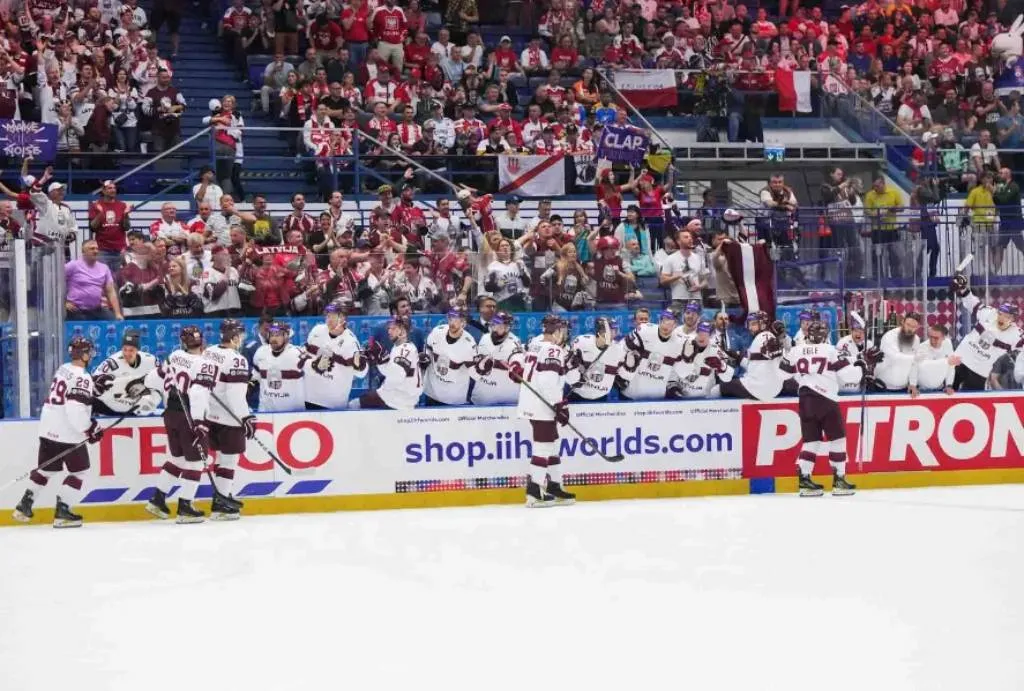 Организаторы ЧМ по хоккею убрали флаг Украины на матче Казахстан  Латвия