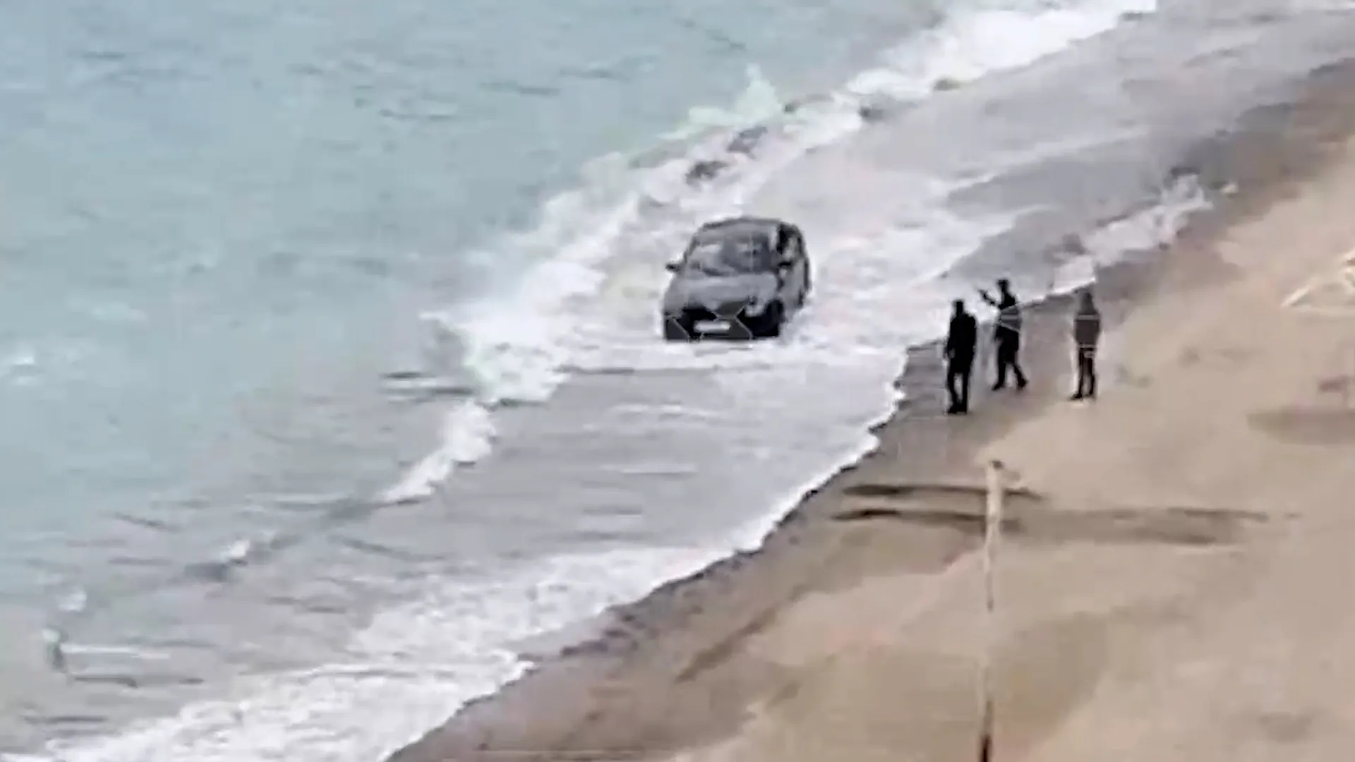 Пьяные затейники на Кубани утопили в море BMW ради красивых фото