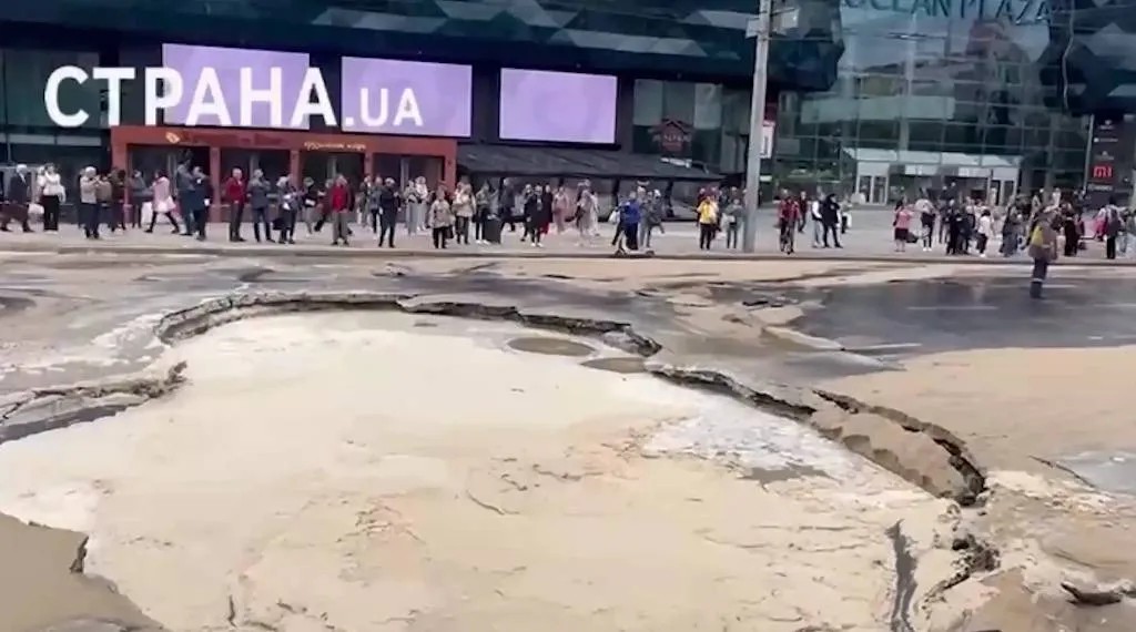 Огромное песчаное озеро появилось в центре Киева после прорыва трубы возле метро