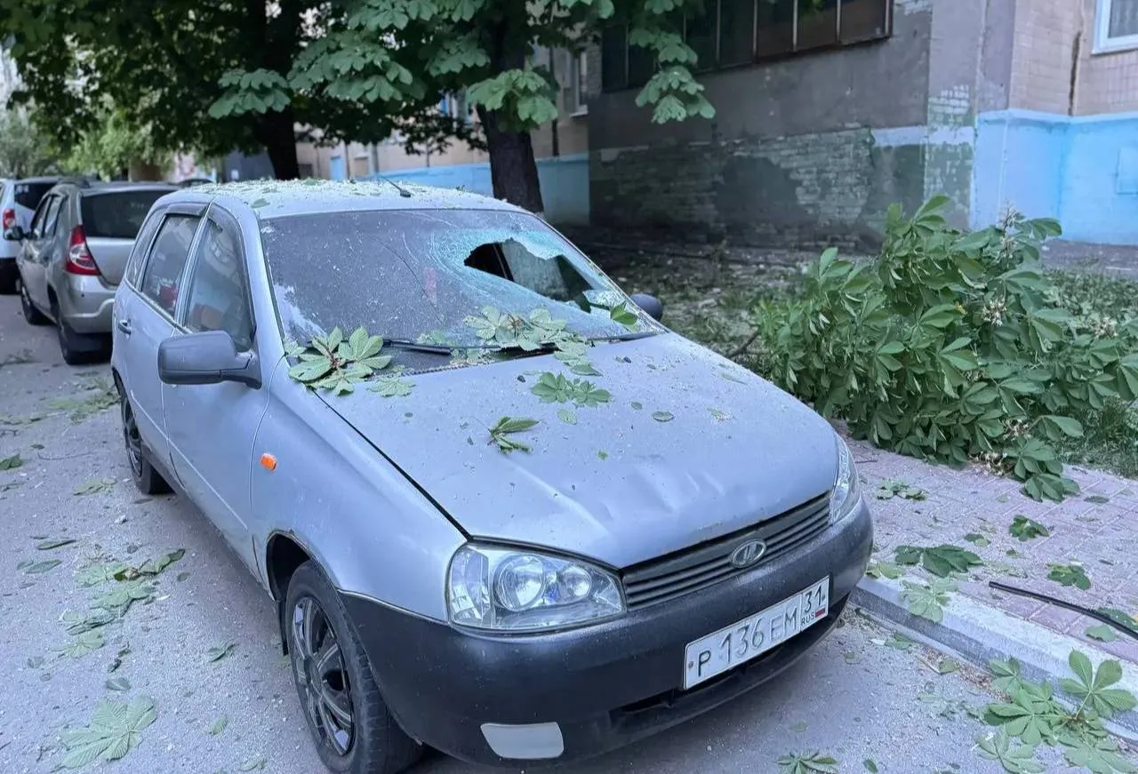 Три человека пострадали при атаке украинского FPV-дрона на машину под Белгородом