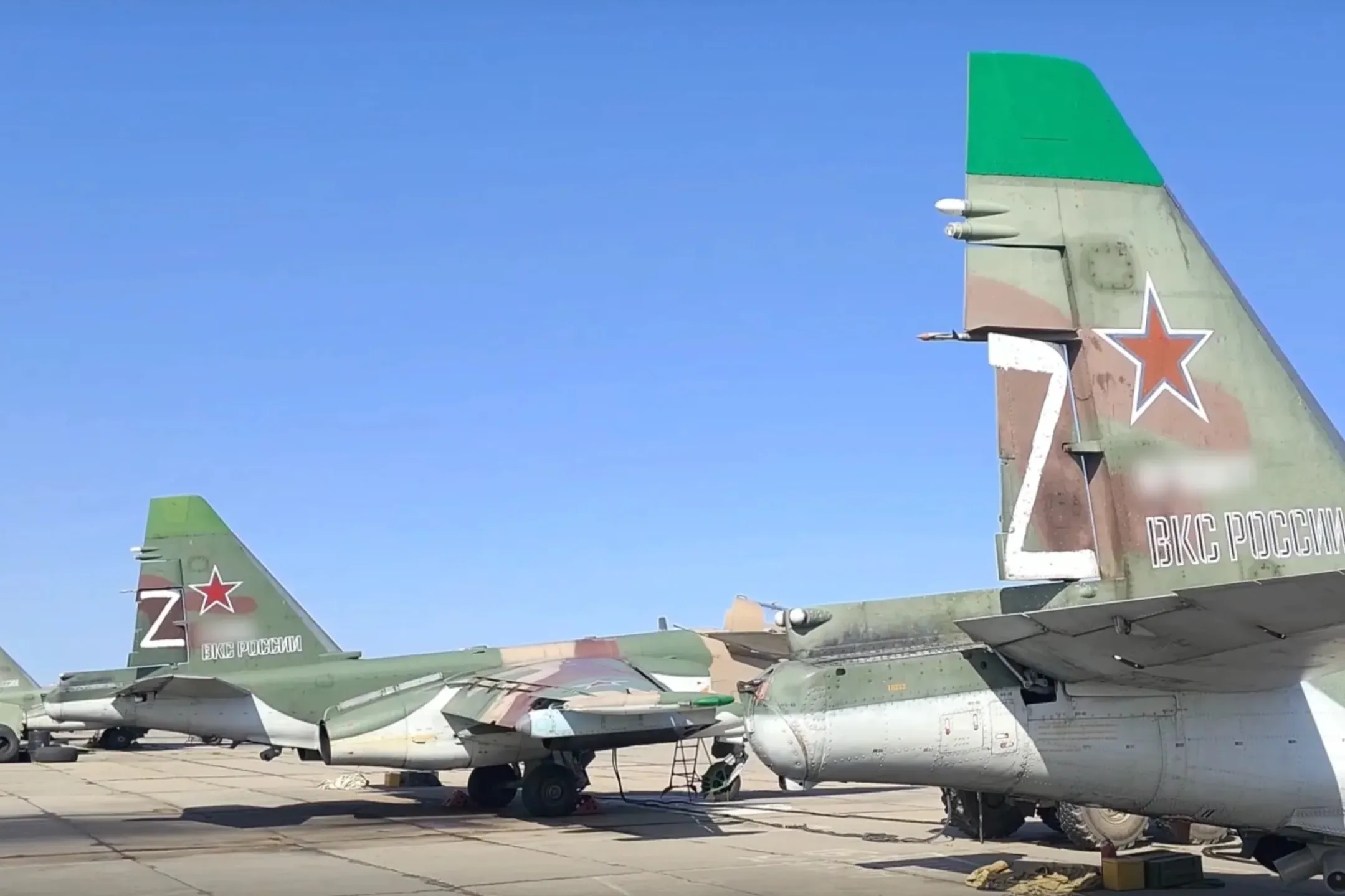 Штурмовики Су-25 разгромили живую силу и сожгли спецтехнику ВСУ