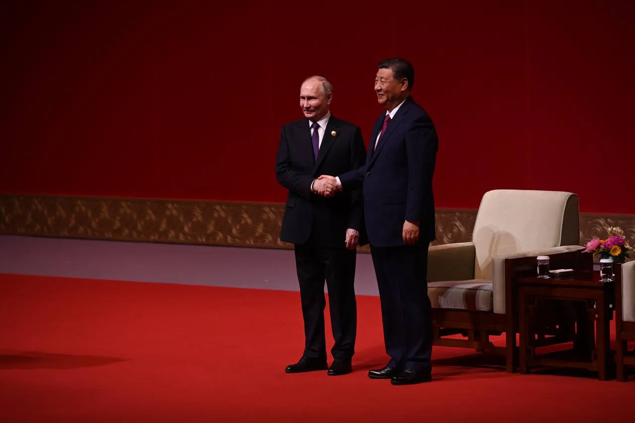 Объятия Путина и Си Цзиньпина стали 