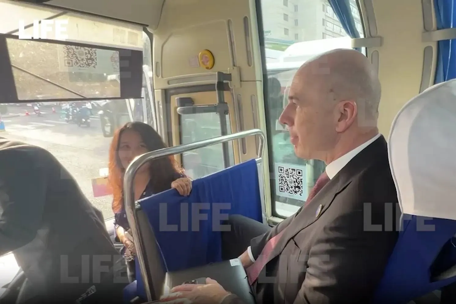 Силуанов прокатился по Пекину в автобусе с журналистами