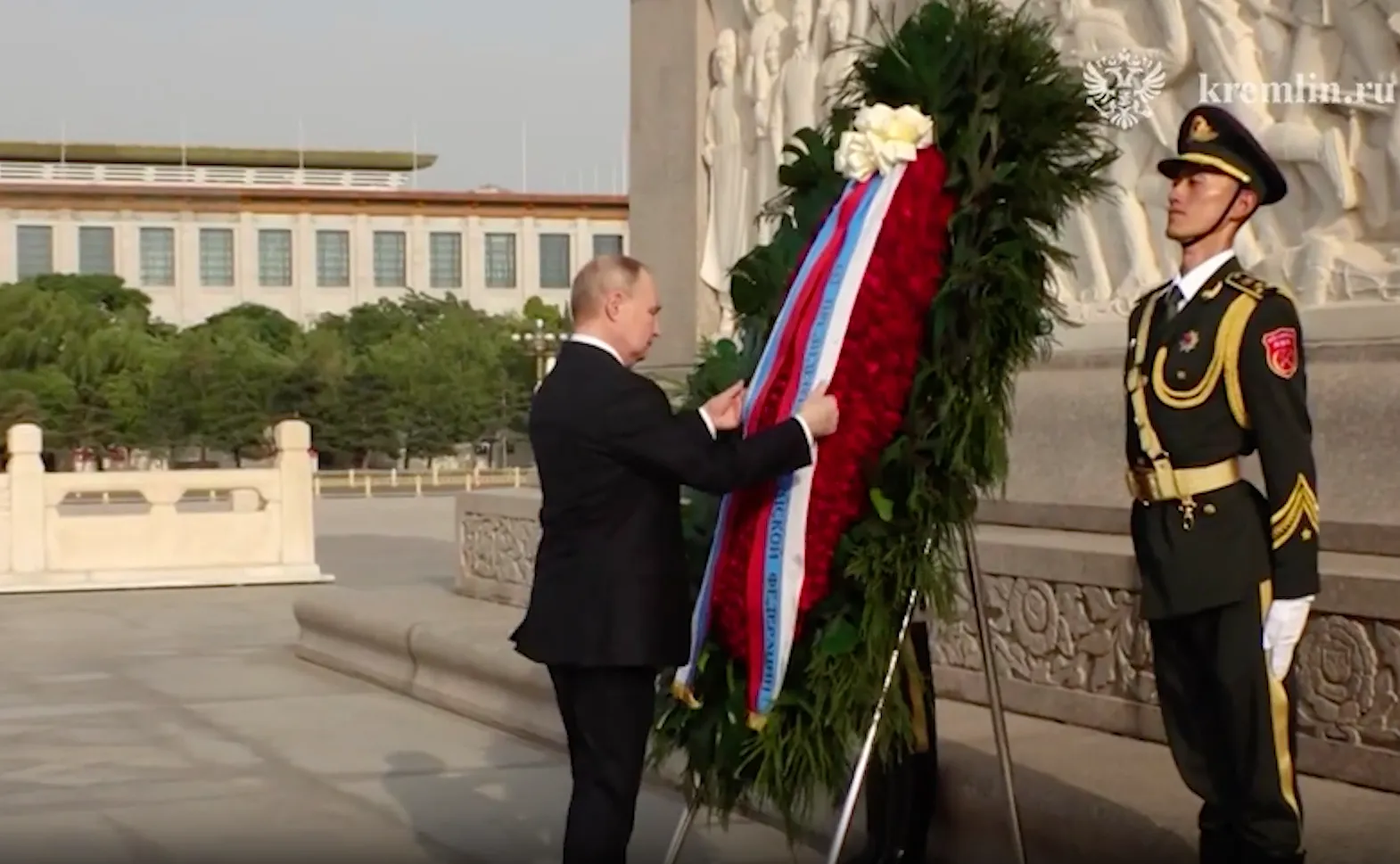 Путин возложил венок к памятнику Народным героям в Пекине