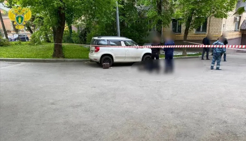 Тело мужчины с ножевым ранением на шее обнаружили во дворе дома в центре Москвы