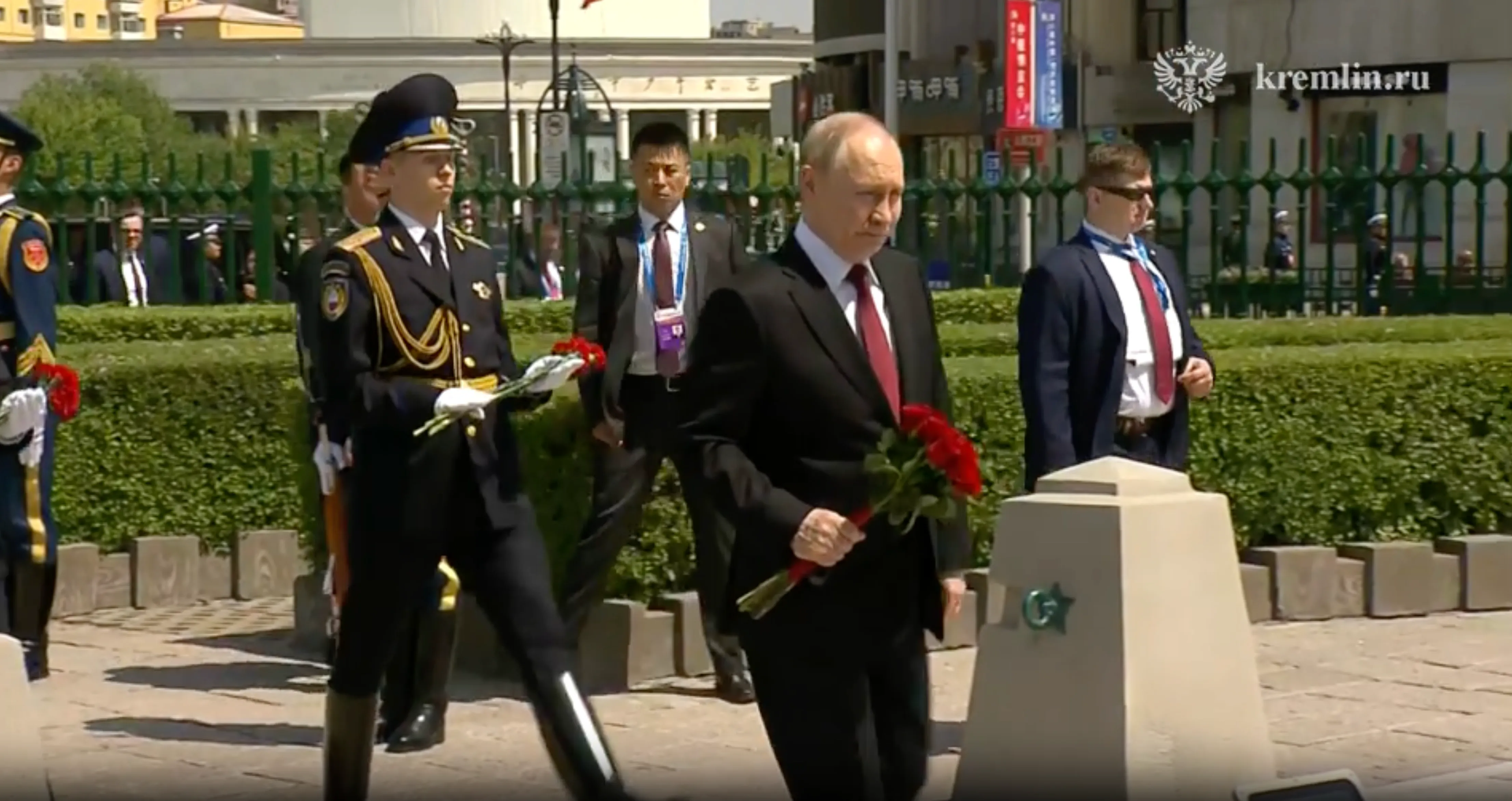 Путин возложил алые розы к памятнику советским воинам в Харбине