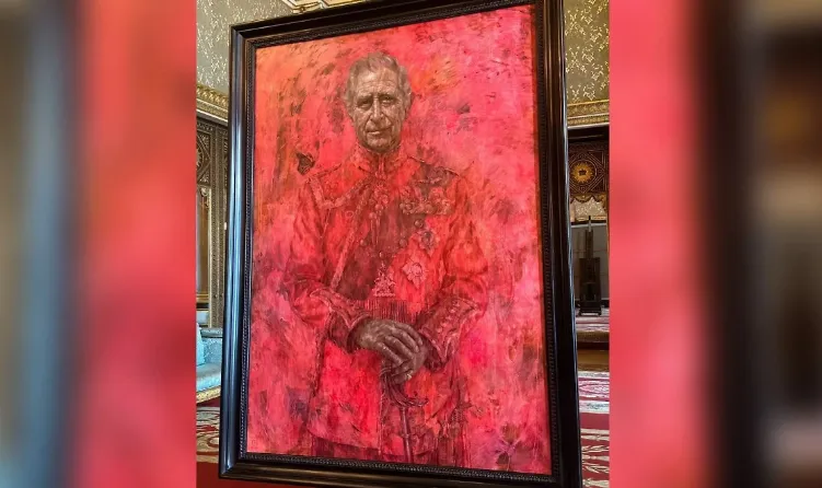 Британцы увидели в "кровавом" портрете Карла III тайные узоры ада и лицо демона