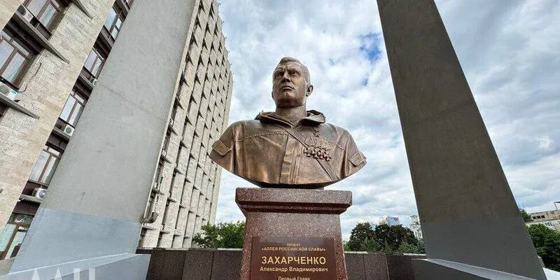 В Донецке установили памятник первому главе ДНР Захарченко