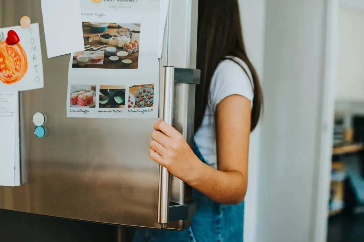 Не только вредная привычка: Россияне рассказали, почему часто бегают к холодильнику