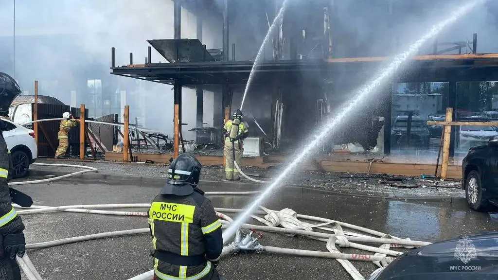 В Минеральных Водах потушили пожар, охвативший здание кафе вблизи аэропорта