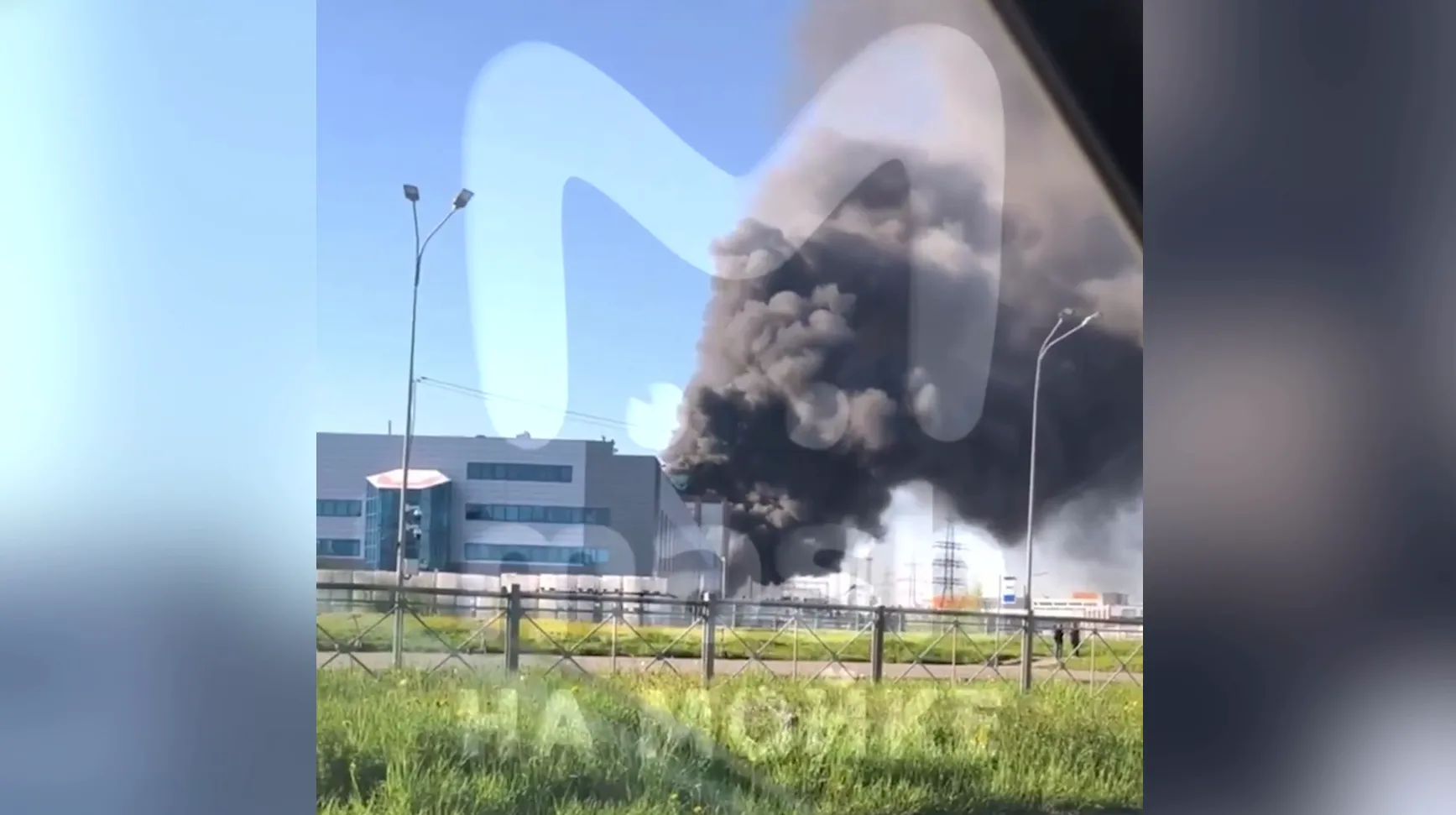 В Петербурге загорелось здание промышленного цеха
