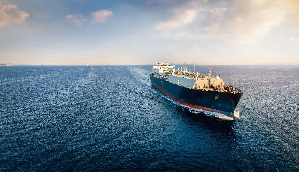 Нефтяной танкер попал под ракетный обстрел в Красном море