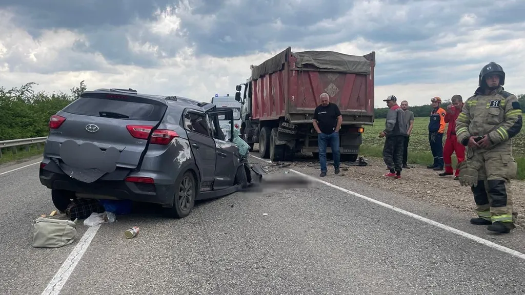 Три человека погибли в ДТП с грузовиком и легковушкой в Краснодарском крае