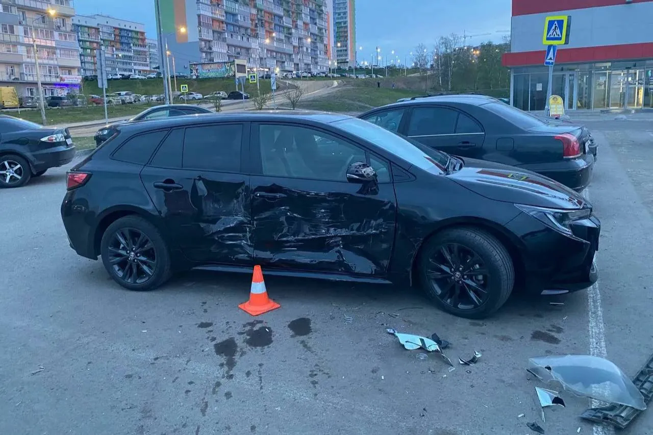 В Красноярске пьяный подросток взял машину родителей и разбил десять авто