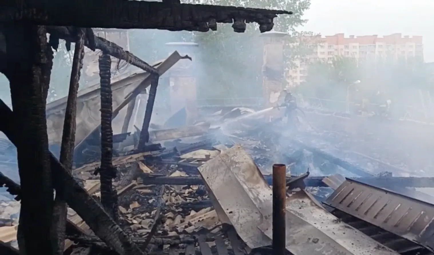 Крыша многоквартирного дома в Красноярске вспыхнула на площади 500 квадратов, пострадавших нет
