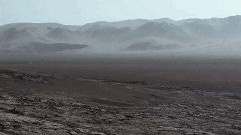 Панорамный снимок, сделанный марсоходом Curiosity в кратере Гейл. Фото © giphy.com