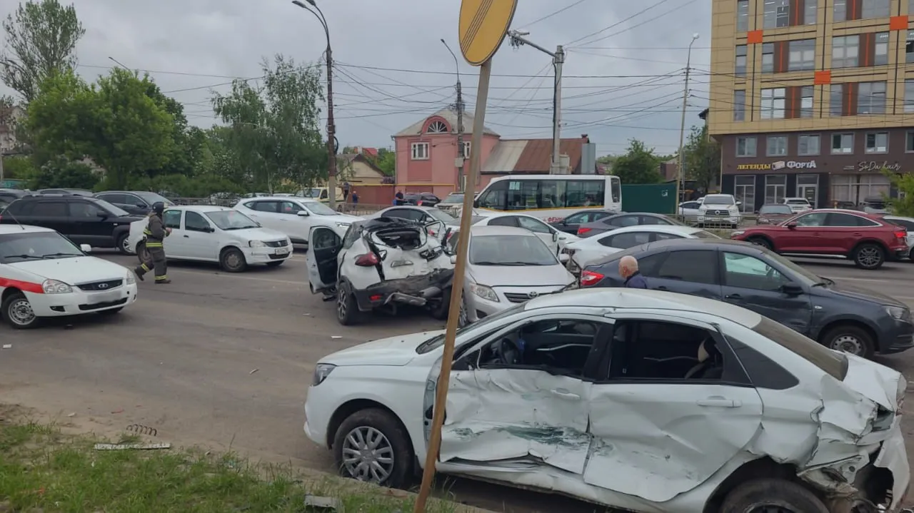 В Воронеже автобус столкнулся с 8 легковушками, один человек получил травмы