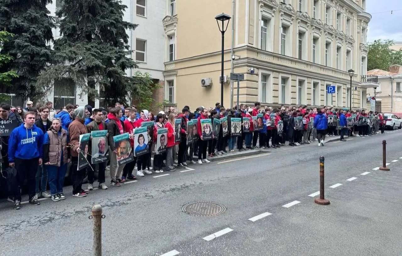 Тысячи активистов МГЕР и "Волонтёрской роты" почтили память погибших в одесском Доме профсоюзов
