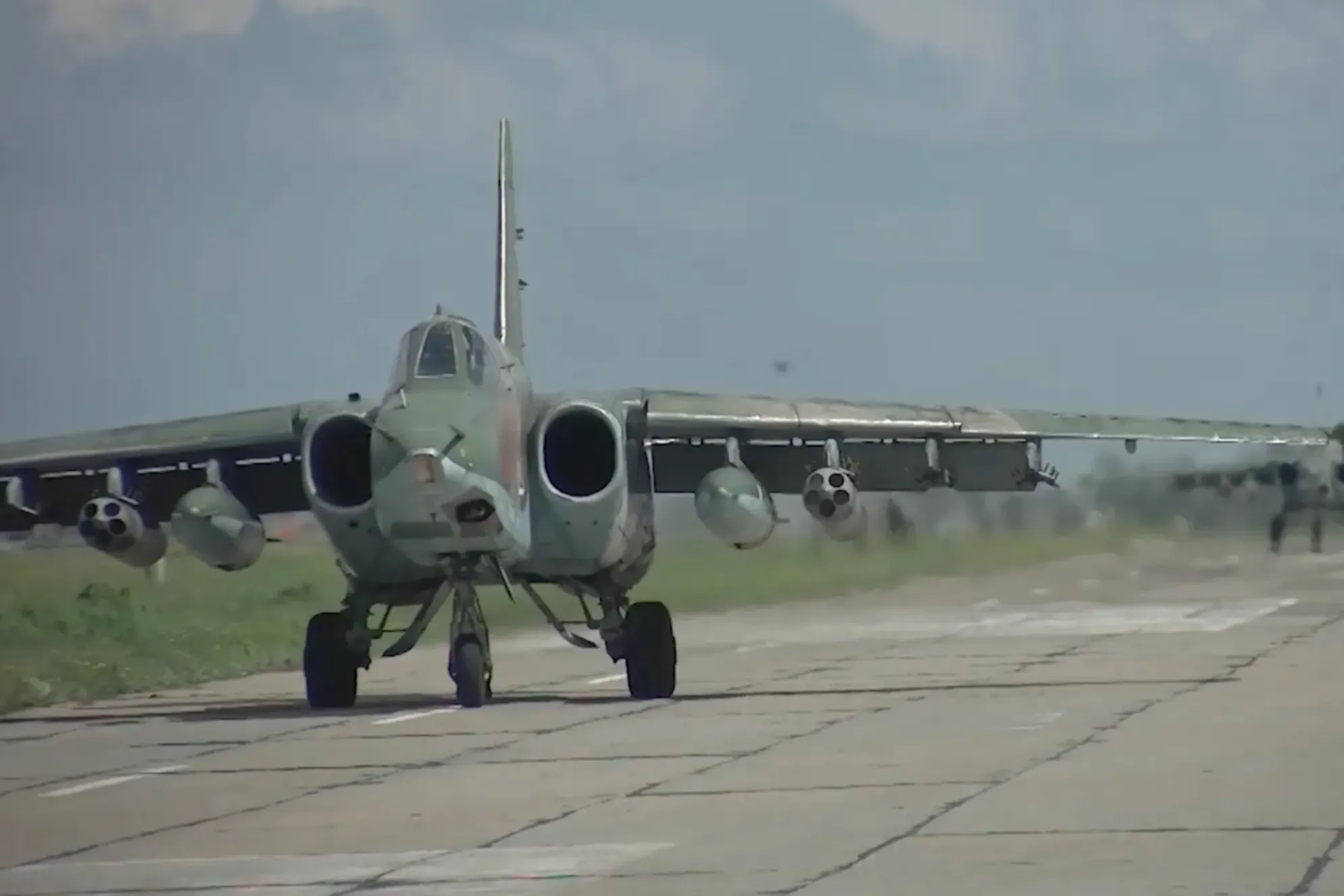 Российские Су-25 сорвали ротацию подразделений ВСУ и сожгли ангары с техникой