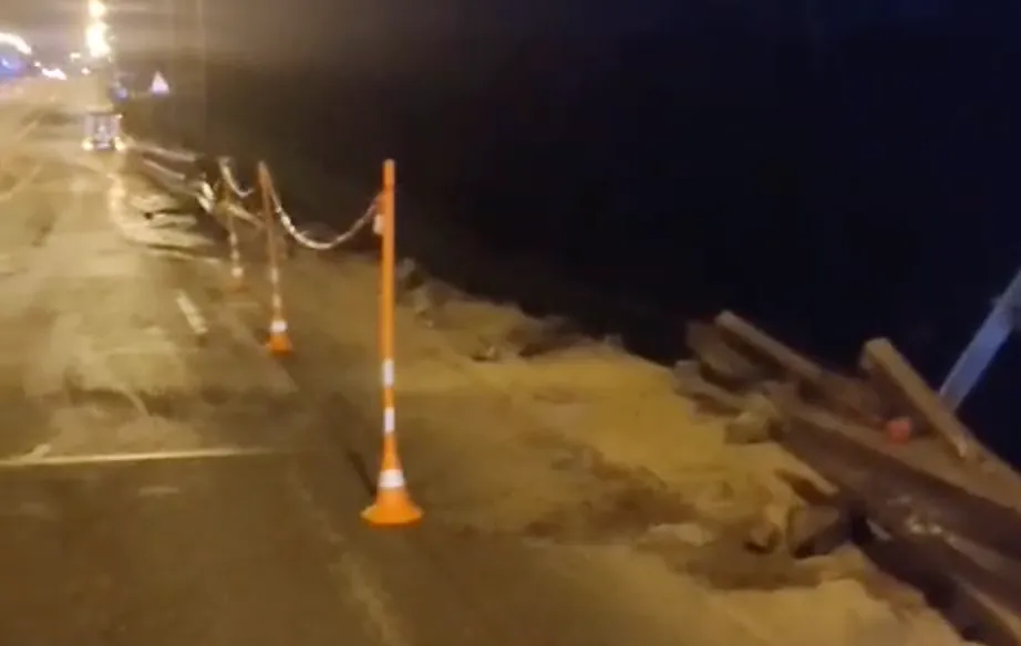В Новгородской области грузовик улетел в реку с моста, водитель погиб на месте