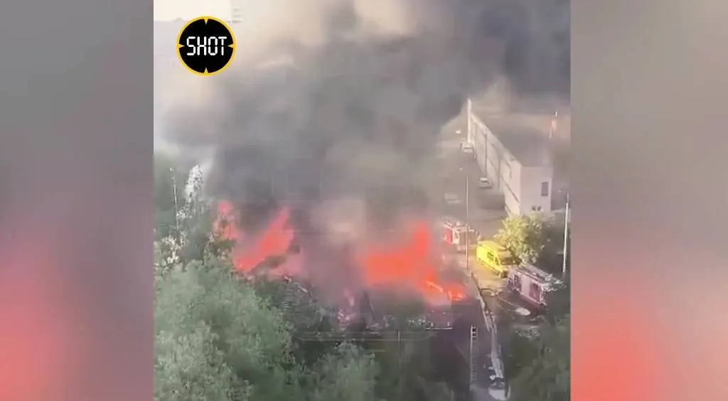 Мощный пожар в московском ресторане: частично обрушилась кровля, посетители успели выбежать