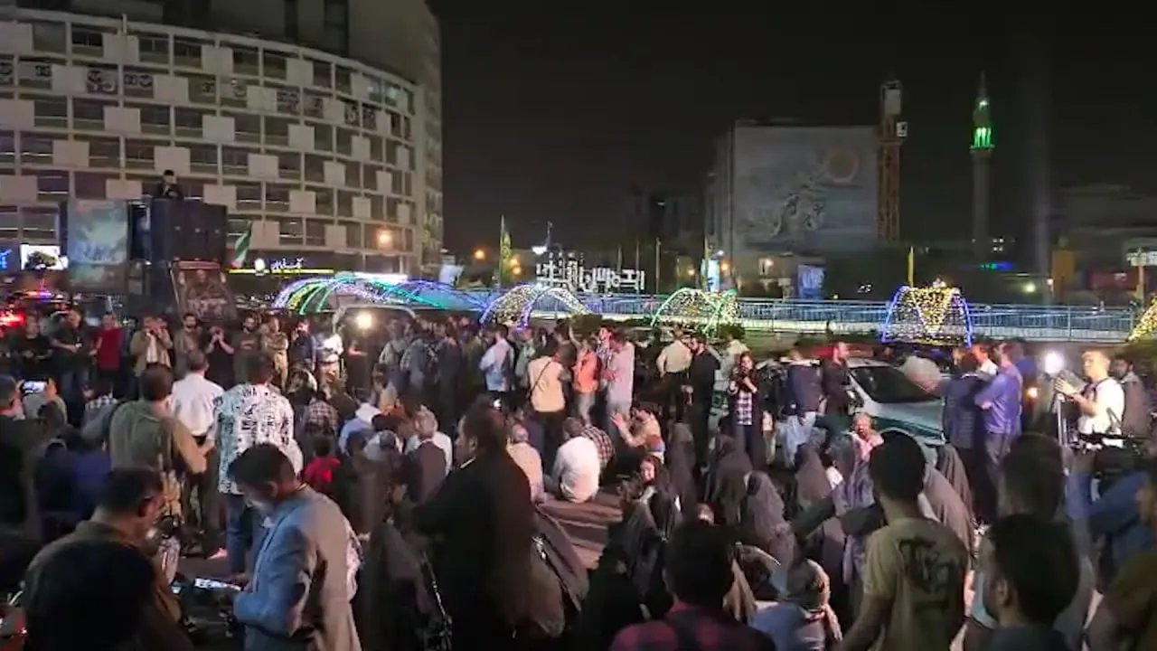 Жители Тегерана на площади молятся о здоровье президента