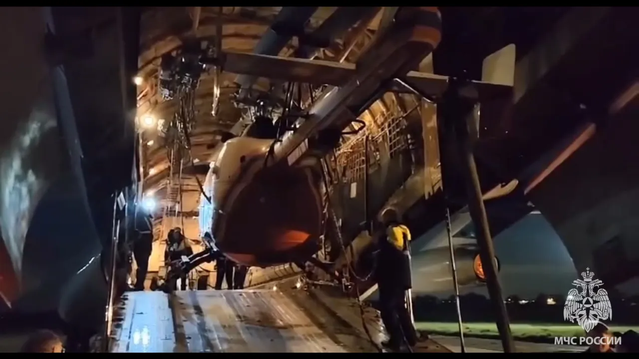 МЧС показало видео погрузки вертолёта в Ил-76 для отправки в район поисков Раиси