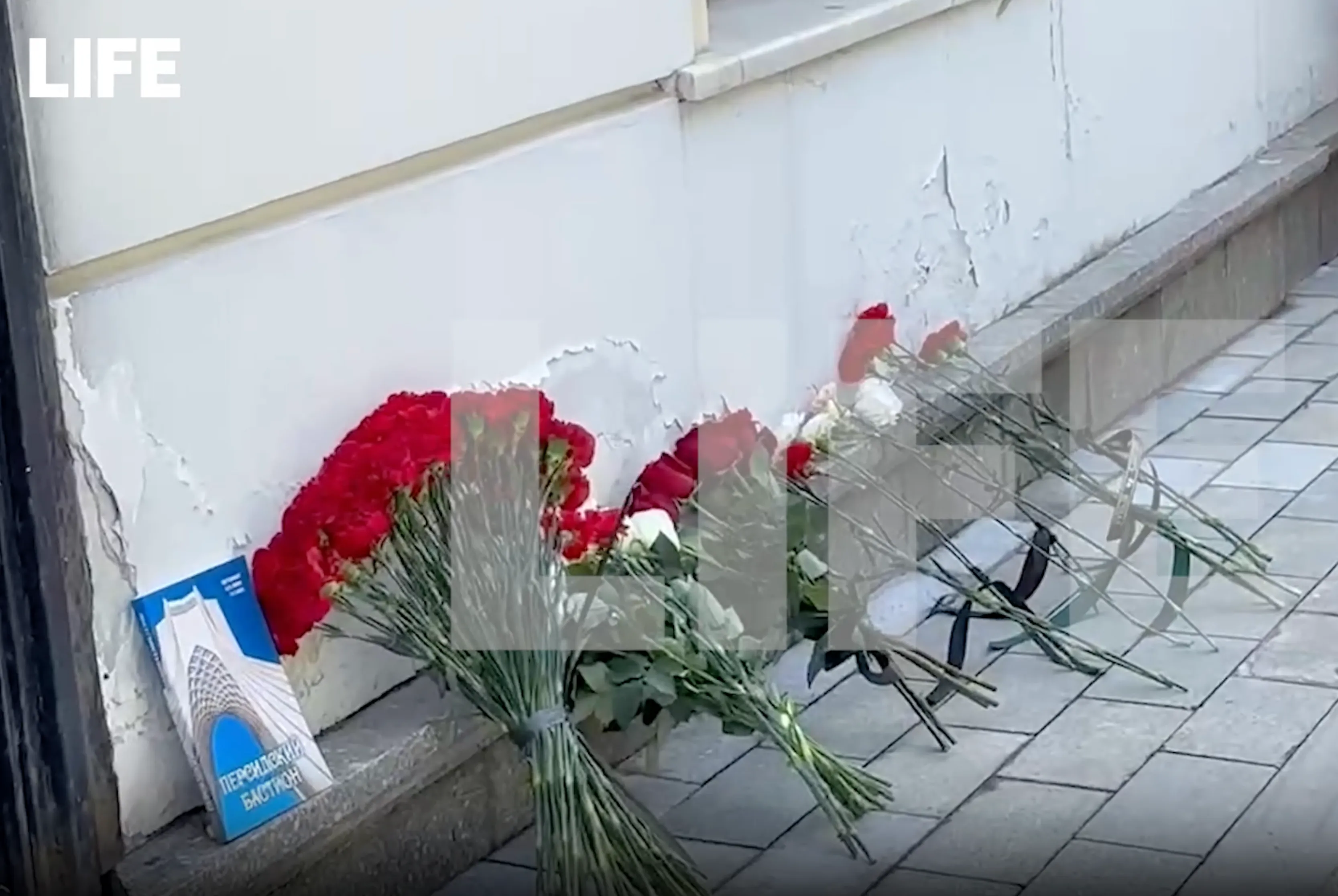 Москвичи несут цветы к Посольству Ирана в память об Эбрахиме Раиси