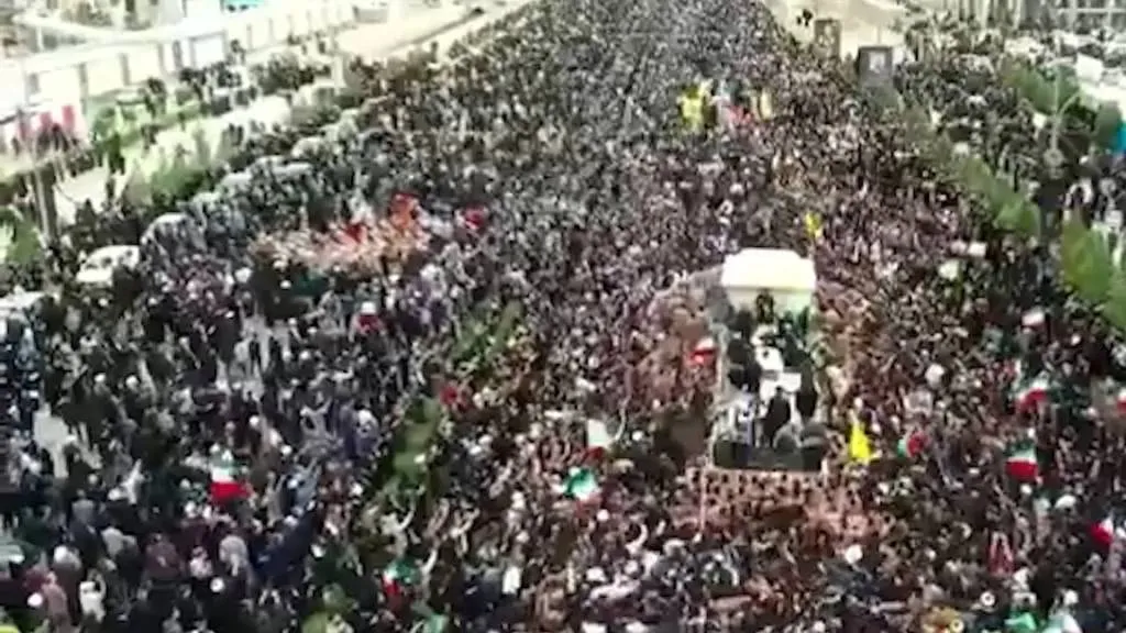 Десятки тысяч жителей Кума пришли проститься с погибшим президентом Ирана Раиси