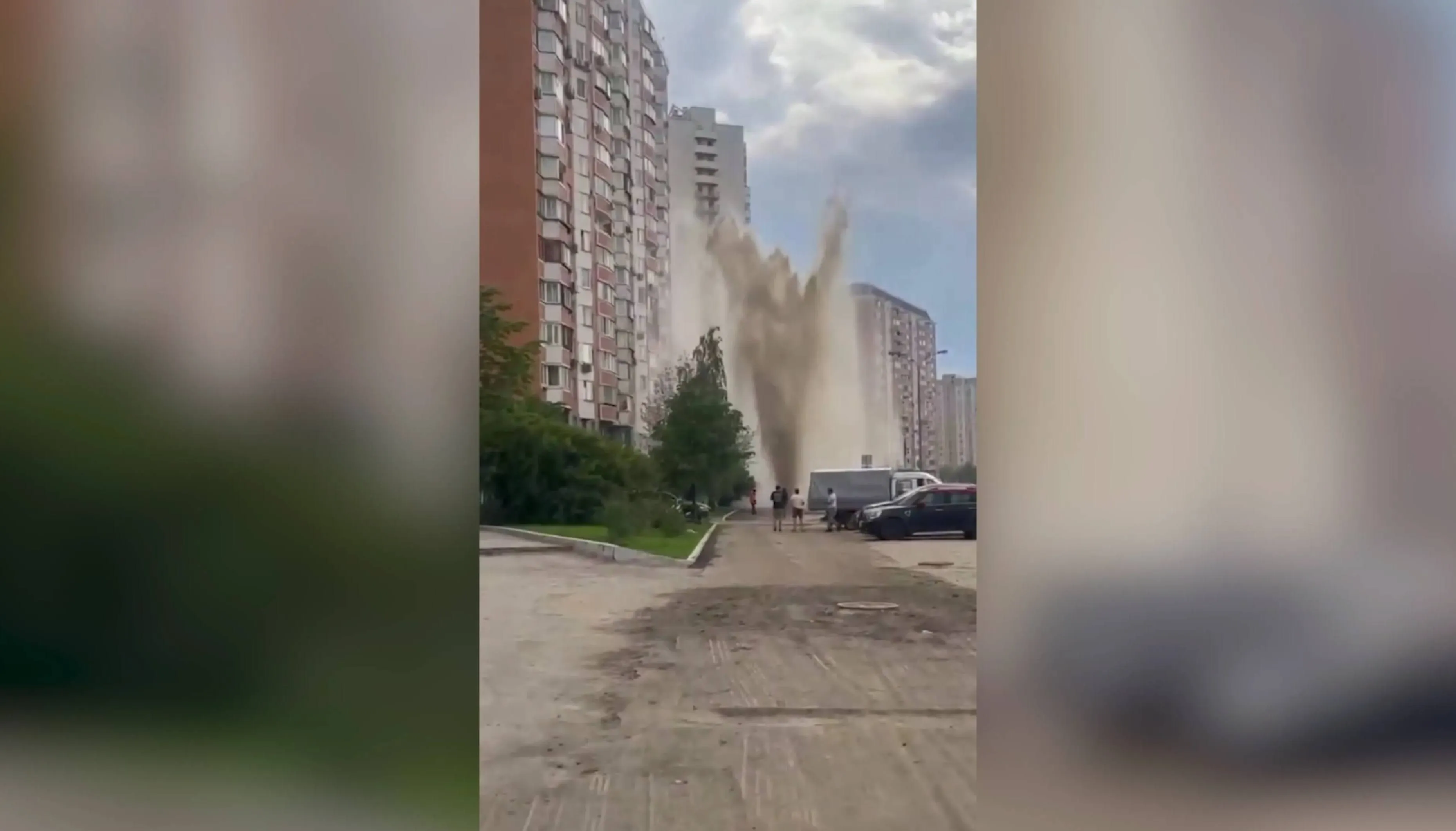 Гейзер высотой с девятиэтажку забил из-за прорыва трубы на юго-востоке Москвы 