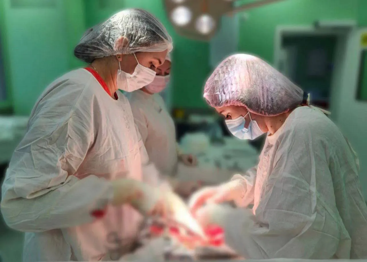 В Подмосковье хирурги удалили женщине две опухоли яичников в треть её веса