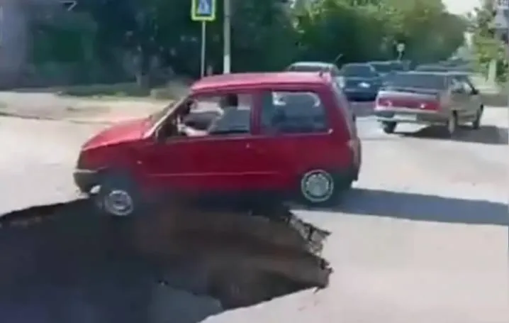 Под Волгоградом "Ока" чуть не провалилась в огромную яму посреди дороги