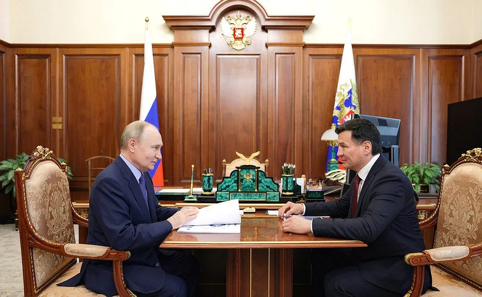 Путин пожелал Хасикову успехов на предстоящих выборах главы Калмыкии
