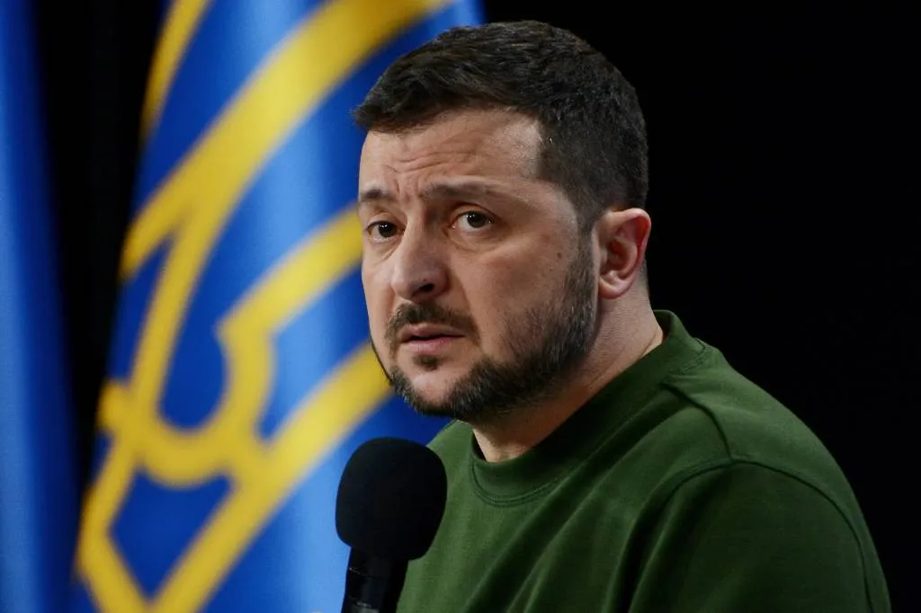 Украинский генерал захотел отправить лжепрезидента Зеленского в окопы под обстрел