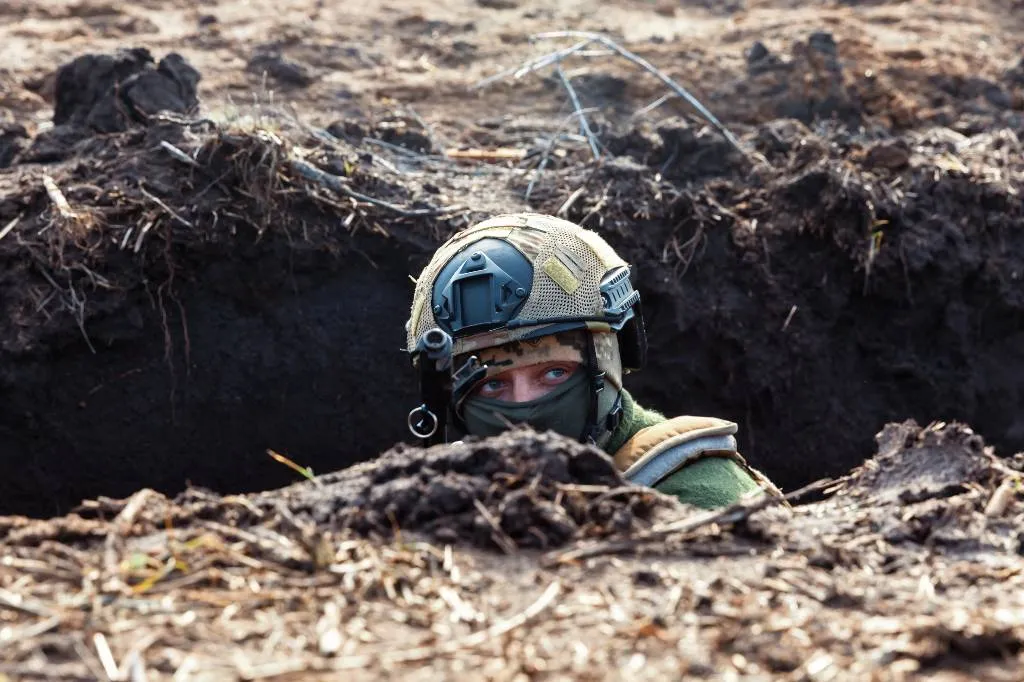 Расширение фронта разорвёт украинскую армию, считает военный эксперт